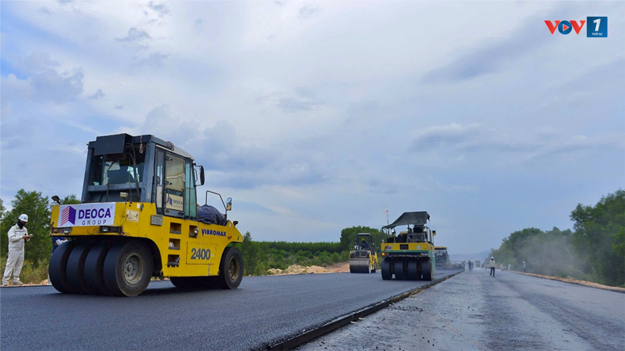 Thảm những mét bê tông nhựa đầu tiên trên cao tốc Bắc Nam đoạn Quảng Ngãi - Hoài Nhơn (27/08/2024)